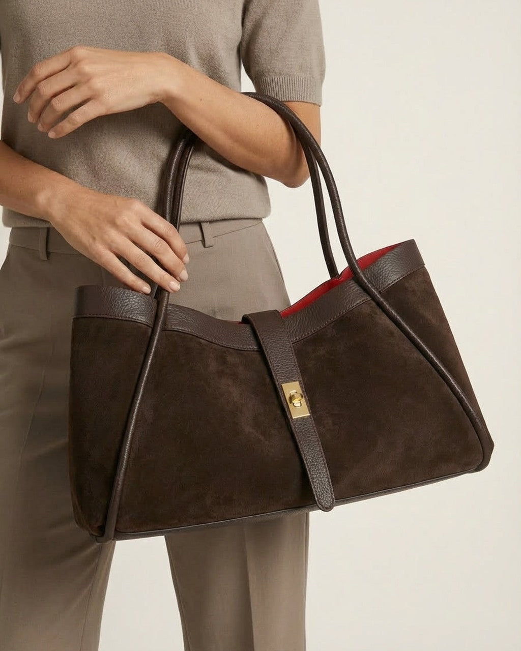 Borsa Capiente con Chiusura Dorata