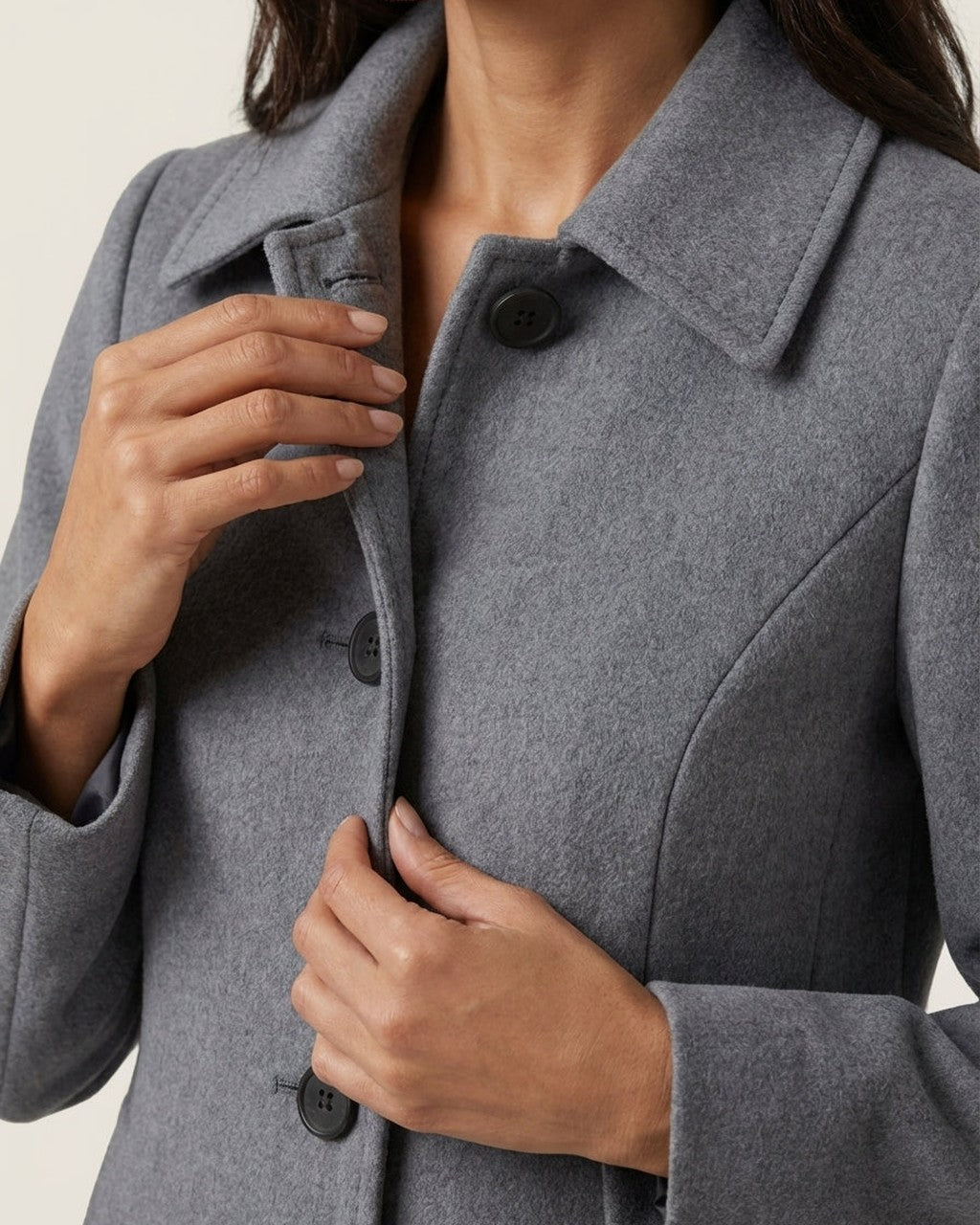 Cappotto Femminile dal Taglio Svasato