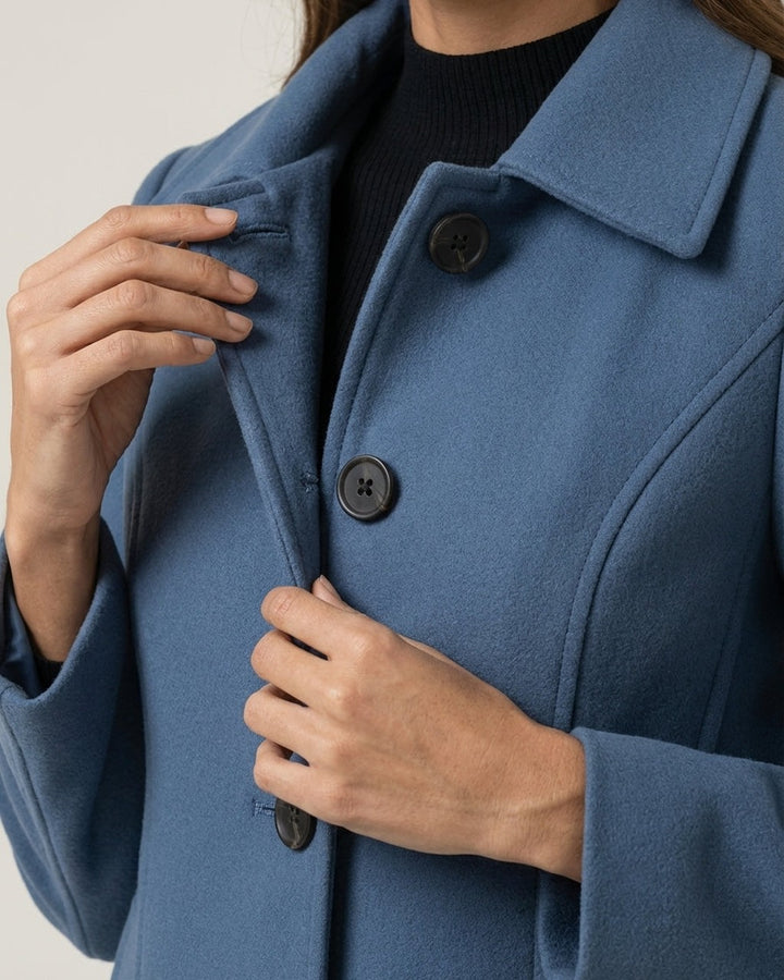 Cappotto Femminile dal Taglio Svasato