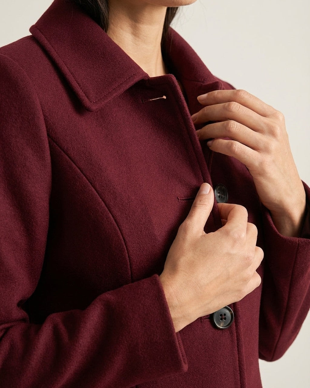 Cappotto Femminile dal Taglio Svasato