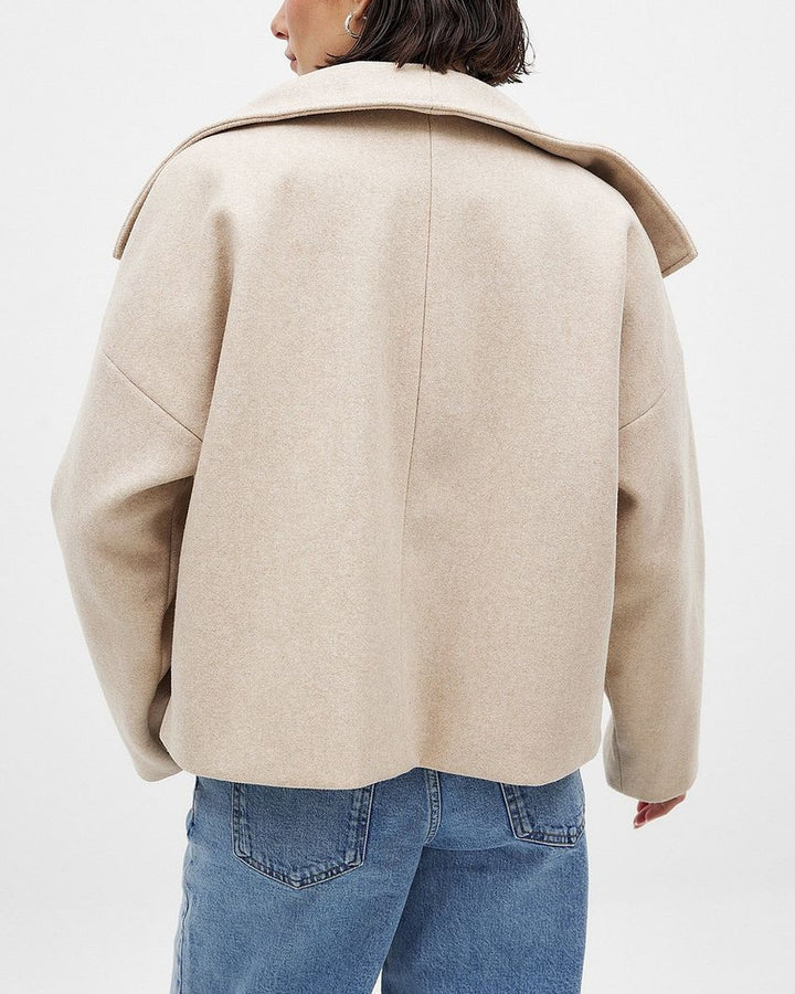 Cappotto Strutturato con Collo Ampio
